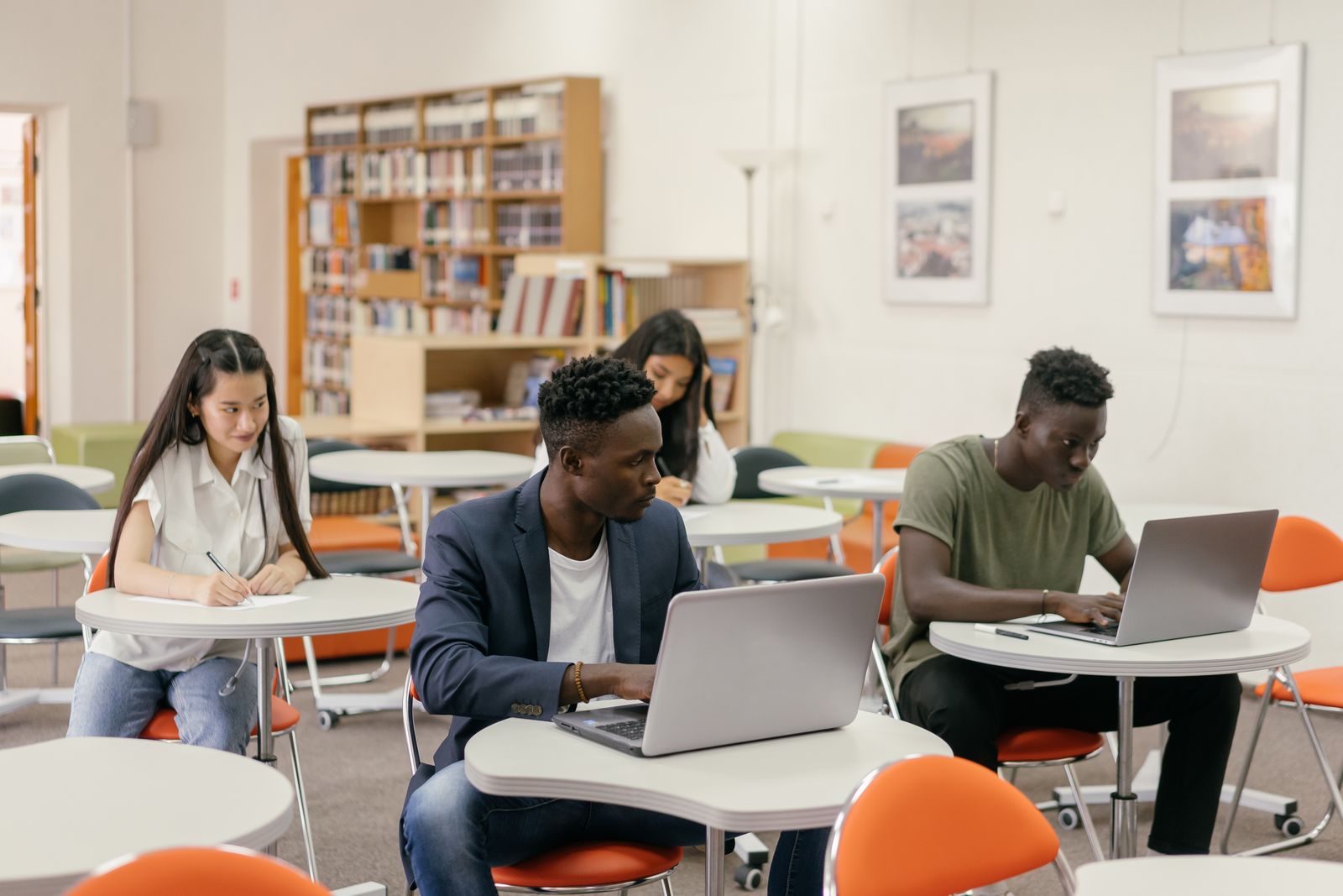 Instructor engaging with students during a learning session